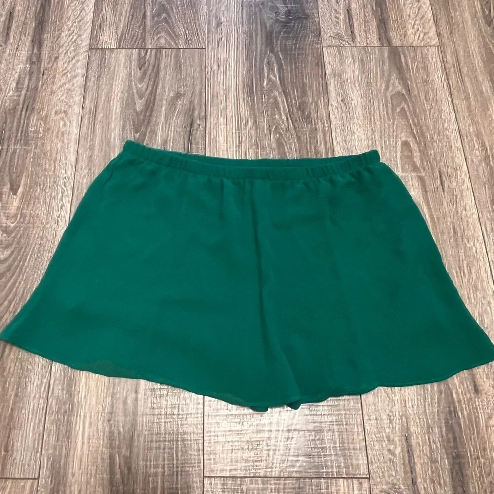 BB Dakota Women’s Emerald Green Flowy Skort Size M